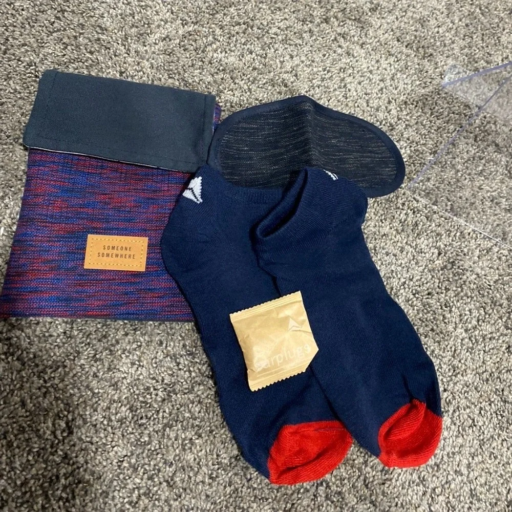 Someone Somewhere Amenity Kit Unisex Artisan Woven Blue Red OS Excellent